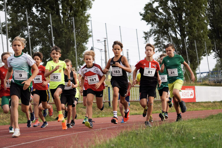 Kinder beim 600m Lauf in Wien Stadlau